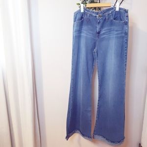 VTG WIDE LEG TOMMY HILFIGER MID RISE MADE IN CANADA MID WASH